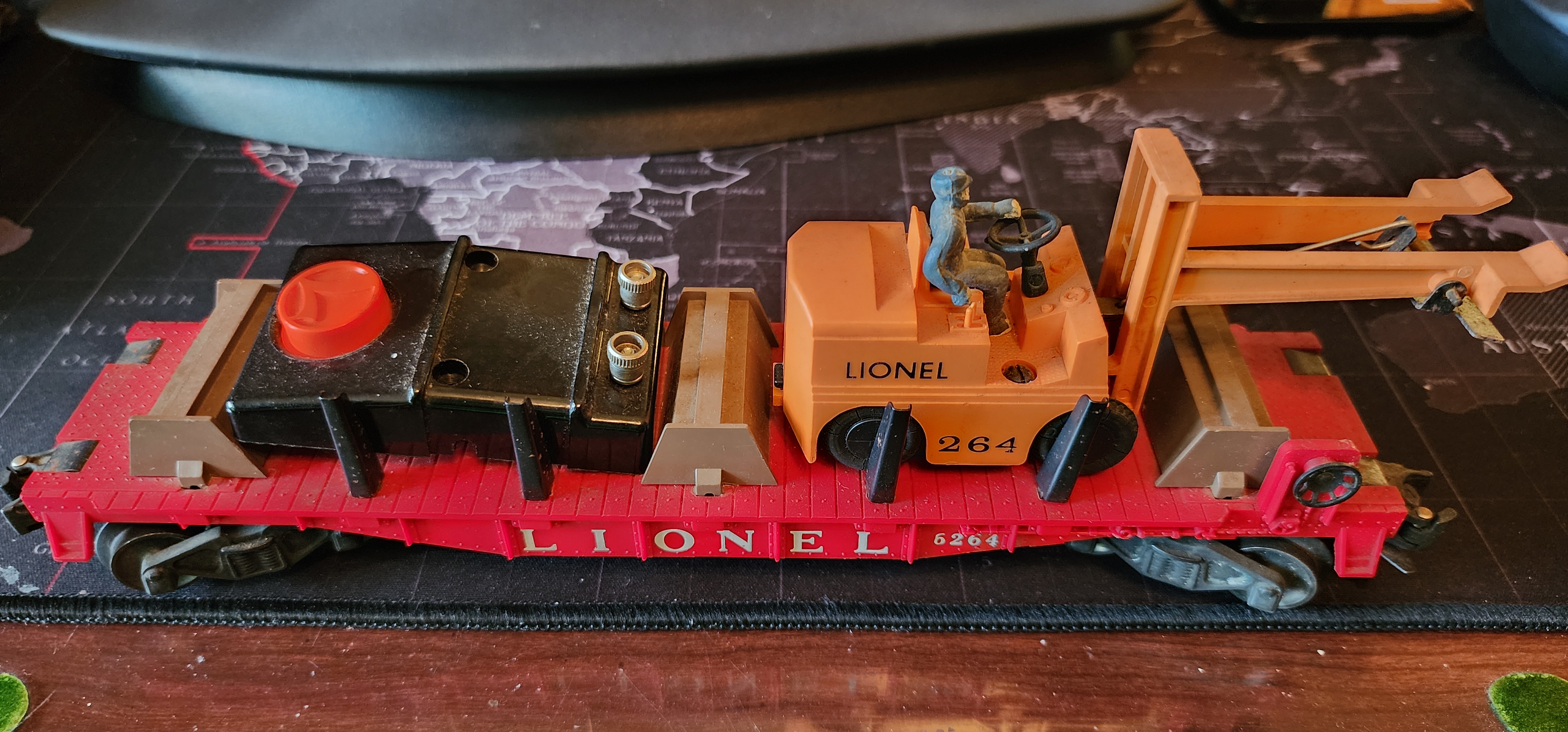 Lionel 6201 Flatcar with 264 Forklift and Operating Mechanism