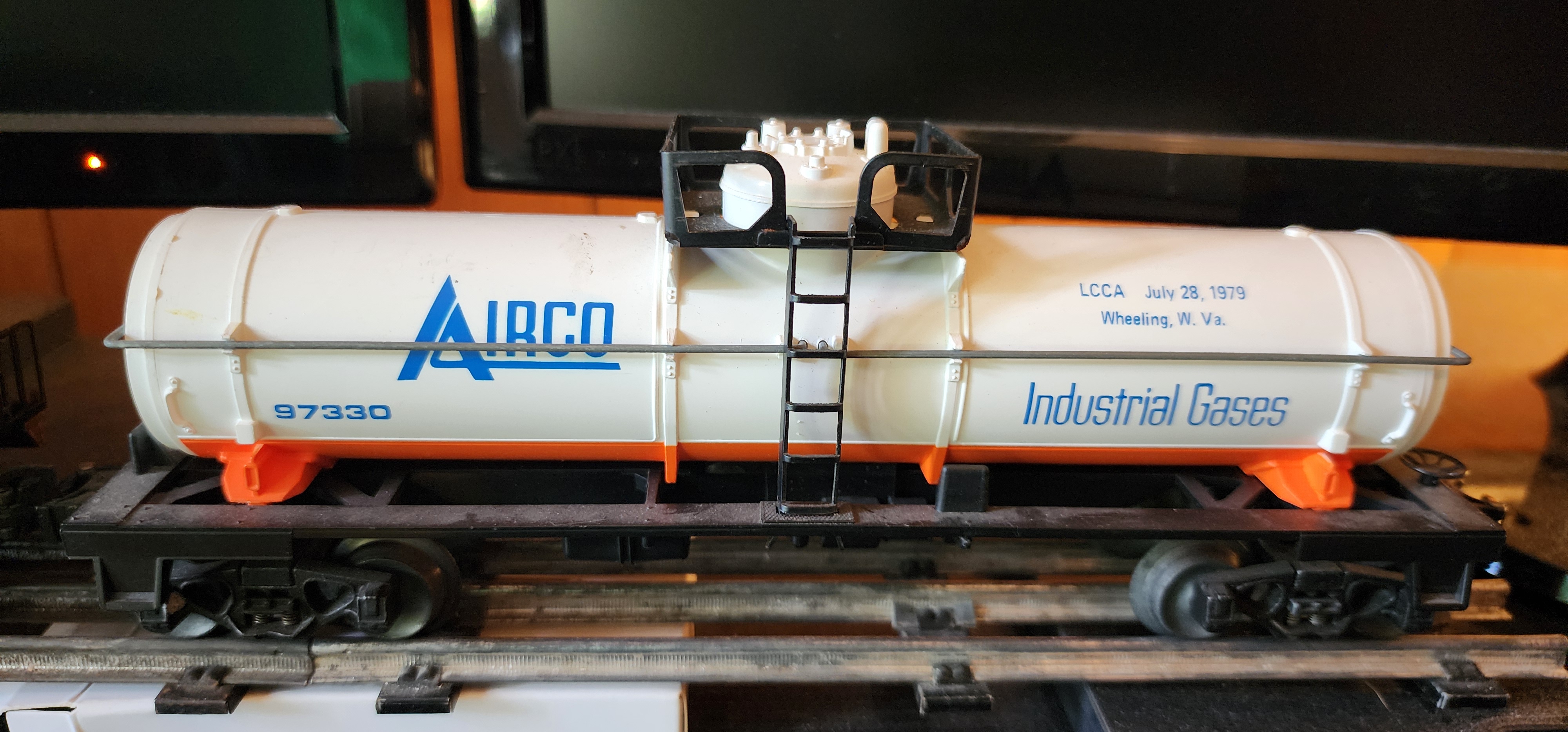 Lionel Airco Industrial Gases Tank Car No. 97330 (LCCA)